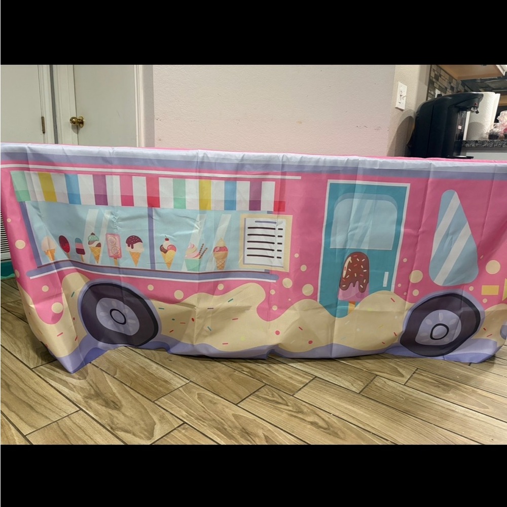 Ice cream truck with ice cream cones and sprinkles table cloth rectangle - Picture 3 of 7